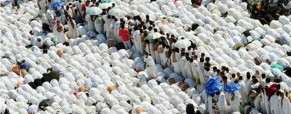 Muslims on hajj in Saudi Arabia ascend holy mount