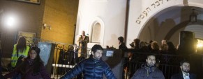 Norway’s Muslims Form Protective Human Ring Around Oslo’s Synagogue